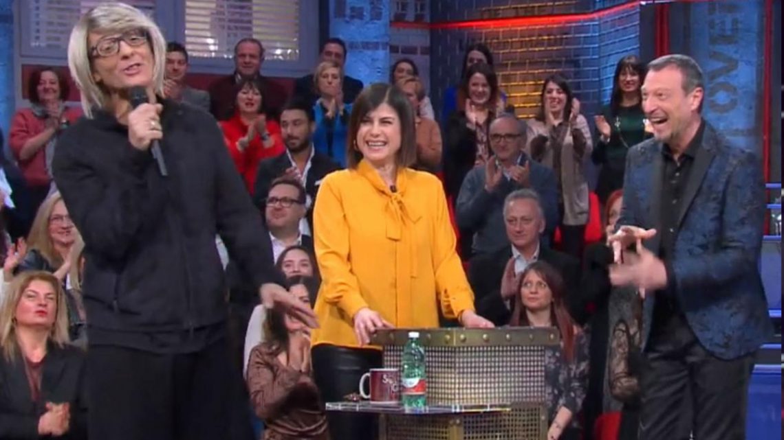 I Soliti Ignoti, Fiorello a sorpresa vestito da Maria De Filippi: “Questa è ultima volta che mi vedete con Amadeus in Tv” I Soliti Ignoti, Fiorello a sorpresa vestito da Maria De Filippi: “Questa è ultima volta che mi vedete con Amadeus in Tv”