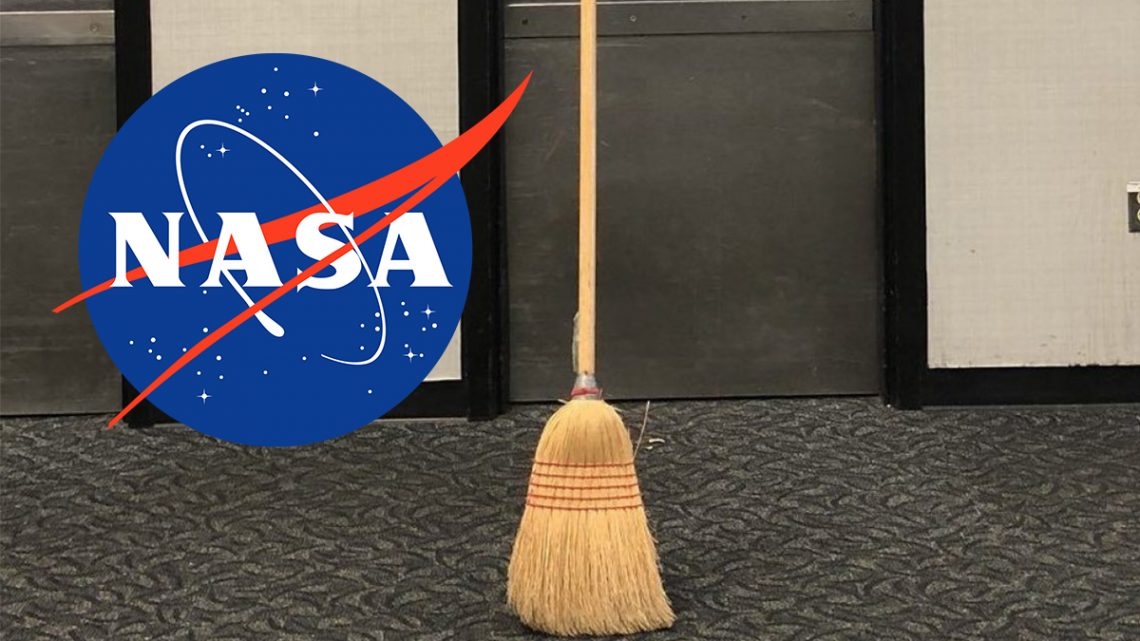 Le scope stanno in piedi da sole: la NASA spiega il fenomeno Le scope stanno in piedi da sole: la NASA spiega il fenomeno