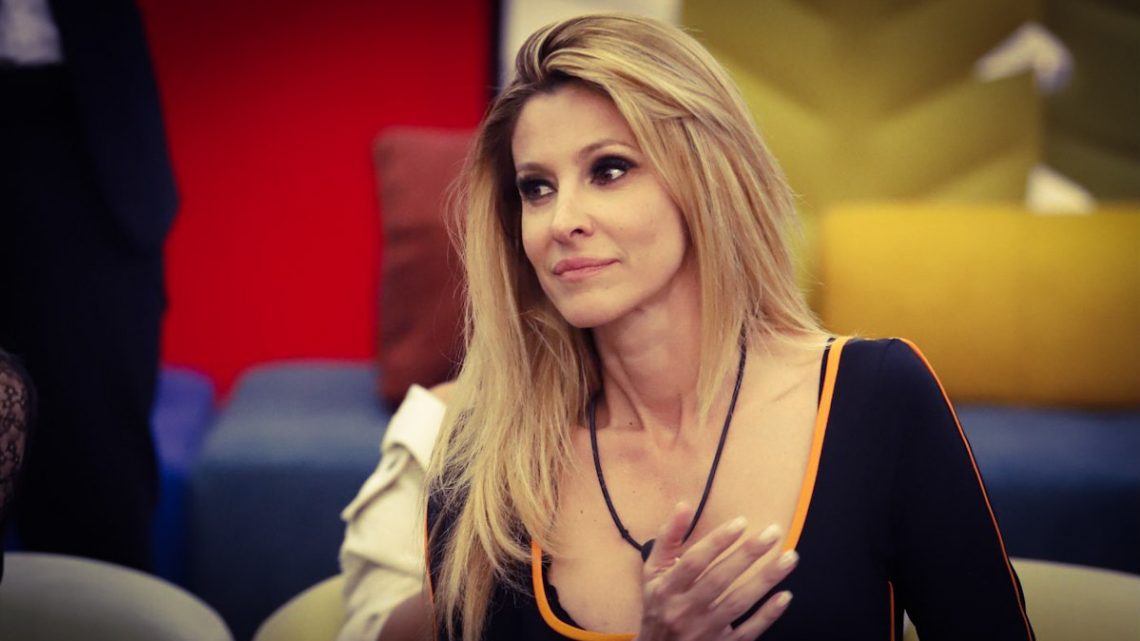 Adriana Volpe lascia la casa del Grande Fratello Adriana Volpe lascia la casa del Grande Fratello