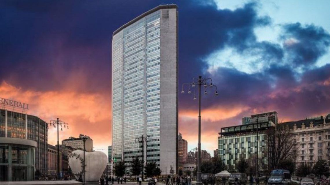 Il Pirellone a Milano si illumina con la scritta “State a casa” (FOTO) Il Pirellone a Milano si illumina con la scritta “State a casa” (FOTO)