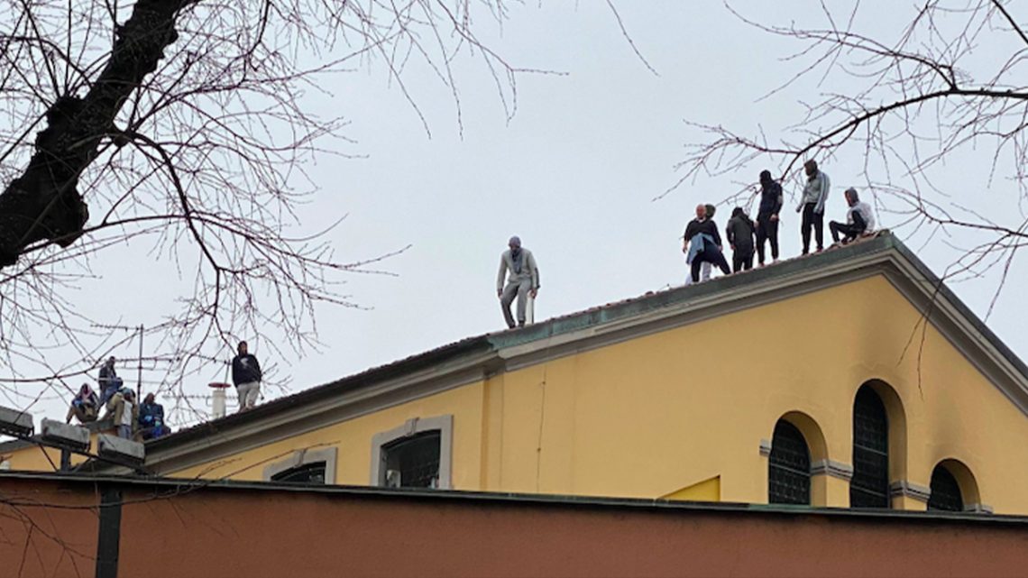 Coronavirus, carceri in rivolta ecco cosa è accaduto a San Vittore (VIDEO) Coronavirus, carceri in rivolta ecco cosa è accaduto a San Vittore (VIDEO)