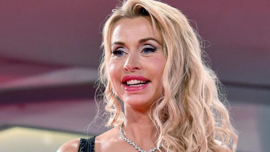 Valeria Marini solo show girl o ci sorprendera’ con altri brani?!! Valeria Marini solo show girl o ci sorprendera’ con altri brani?!!