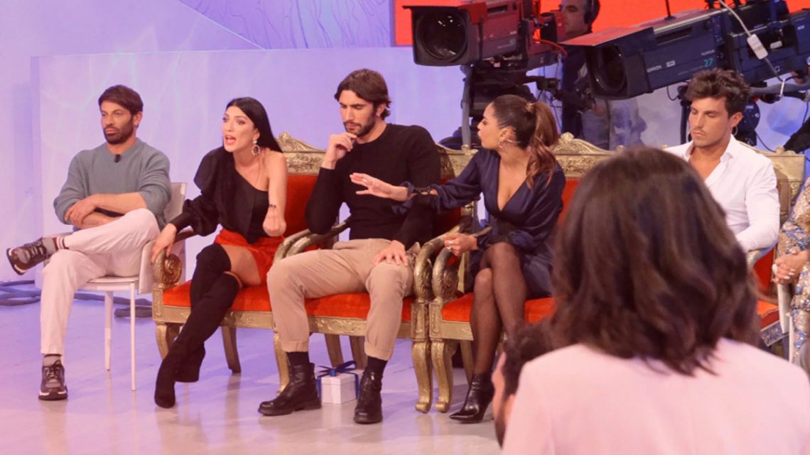Uomini e Donne 09.03.2020, ancora lite tra Giovanna e Sara Uomini e Donne 09.03.2020, ancora lite tra Giovanna e Sara