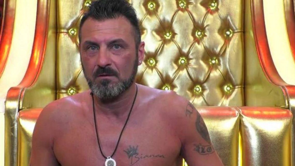 GF Vip, Sossio Aruta viola il regolamento e Andrea Denver scoppia in lacrime GF Vip, Sossio Aruta viola il regolamento e Andrea Denver scoppia in lacrime