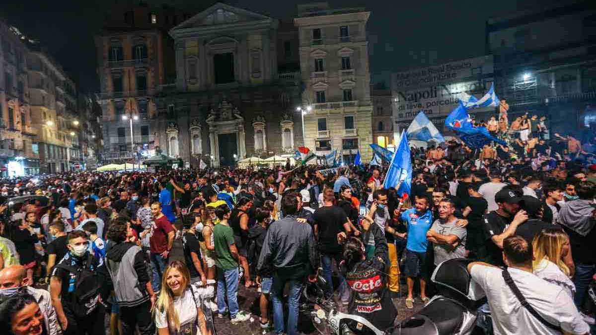 Polemiche sugli assembramenti a Napoli post Coppa Italia