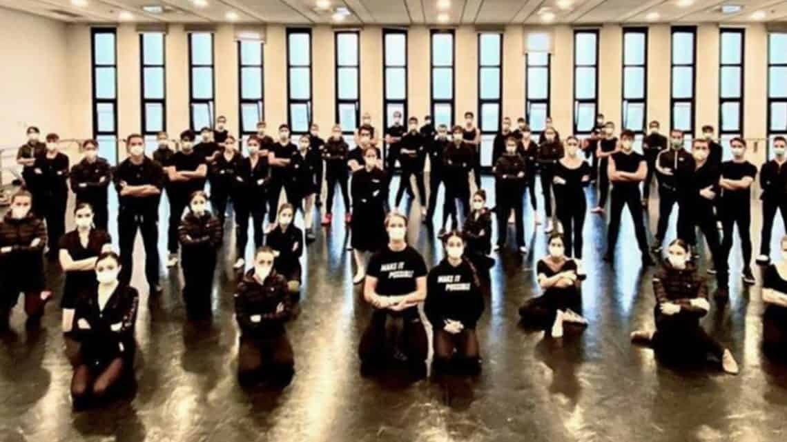 Teatro alla Scala, protesta silenziosa dei ballerini contro la chiusura dei teatri (FOTO) Teatro alla Scala, protesta silenziosa dei ballerini contro la chiusura dei teatri (FOTO)