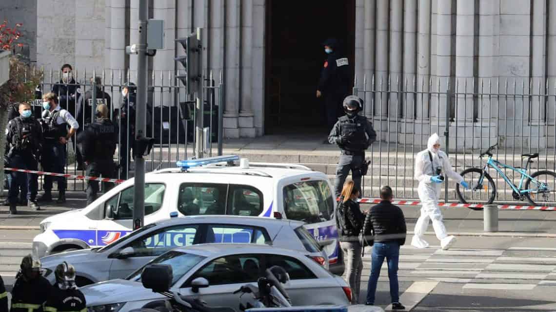 Attentato in Francia: nella Basilica di Notre Dame, a Nizza, è stata decapitata una donna Attentato in Francia: nella Basilica di Notre Dame, a Nizza, è stata decapitata una donna