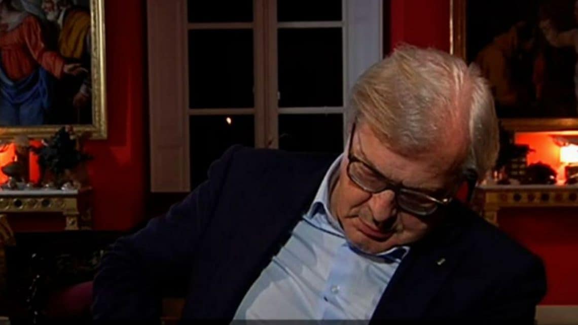 Vittorio Sgarbi si è addormentato in diretta tv su Rete4 Vittorio Sgarbi si è addormentato in diretta tv su Rete4