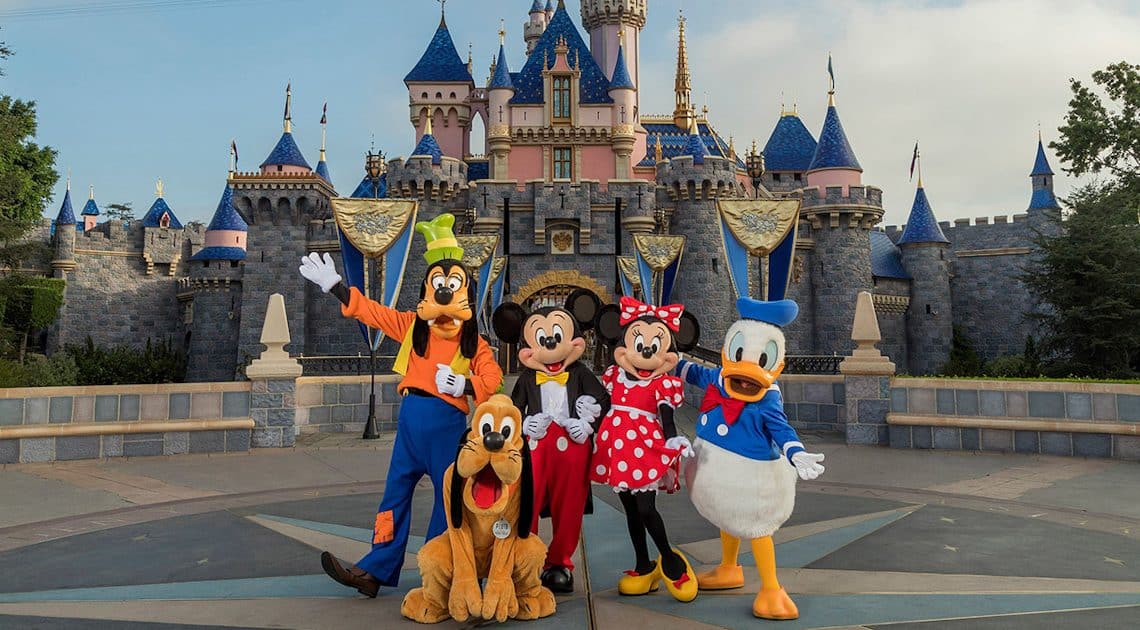 Disneyland si trasforma in un grande centro vaccini anti Covid19 (FOTO) Disneyland si trasforma in un grande centro vaccini anti Covid19 (FOTO)