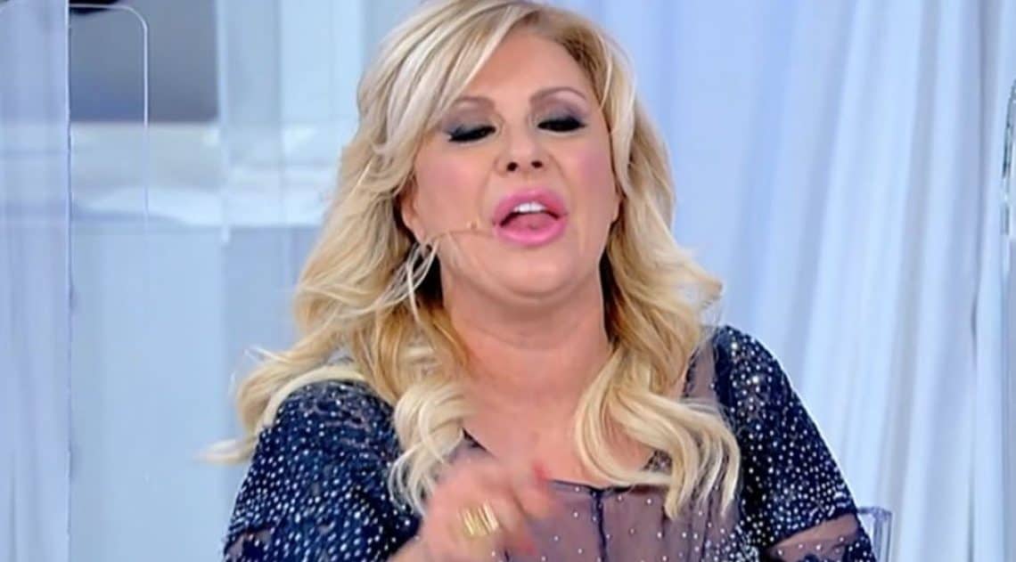UeD, Tina Cipollari sclera contro Tinì: ” Hai fatto per 30 anni Drive In e adesso…” (VIDEO) UeD, Tina Cipollari sclera contro Tinì: ” Hai fatto per 30 anni Drive In e adesso…” (VIDEO)