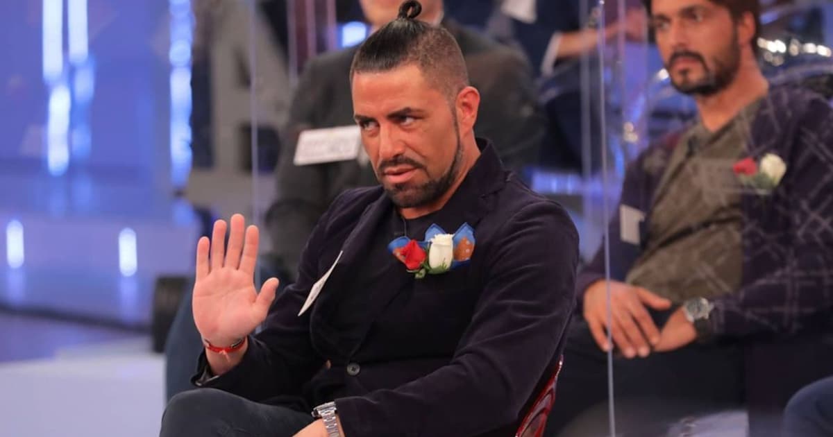 Uomini e Donne: Roberto Di Silvestri smascherato da Maria De Filippi