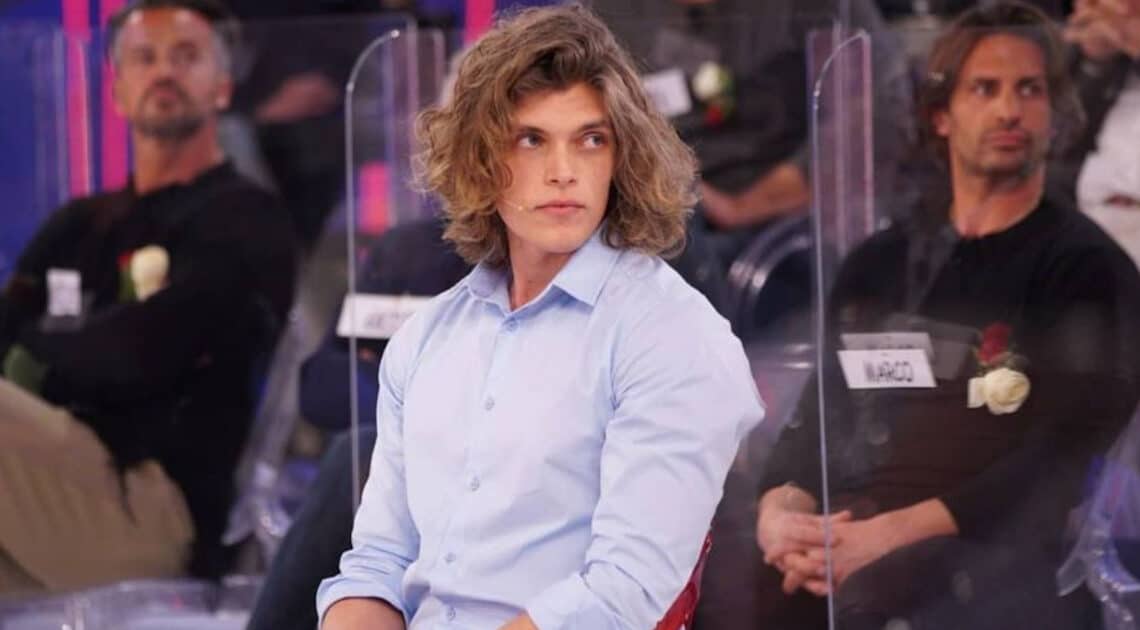 Anticipazioni UeD, Massimiliano costretto a seguire una corteggiatrice fuori dallo studio Anticipazioni UeD, Massimiliano costretto a seguire una corteggiatrice fuori dallo studio