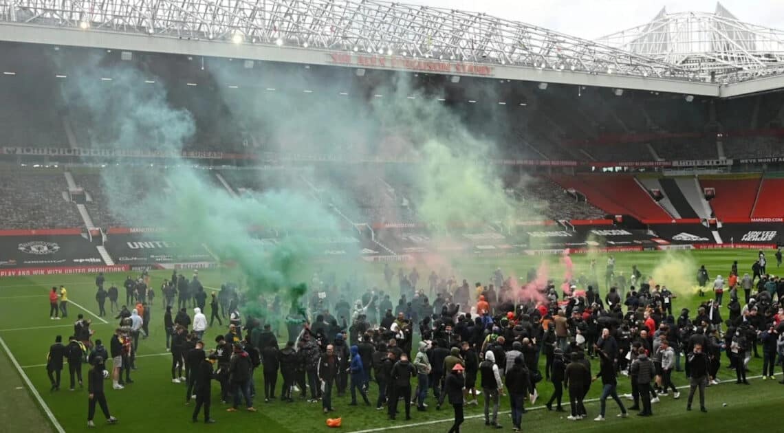 Manchester United-Liverpool, rinviata per l’invasione dei tifosi: lo United chiede scusa Manchester United-Liverpool, rinviata per l’invasione dei tifosi: lo United chiede scusa