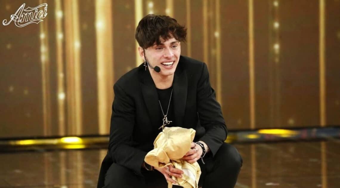 DEDDY: continua il successo del cantautore, Disco di PLATINO per “0 PASSI” DEDDY: continua il successo del cantautore, Disco di PLATINO per “0 PASSI”