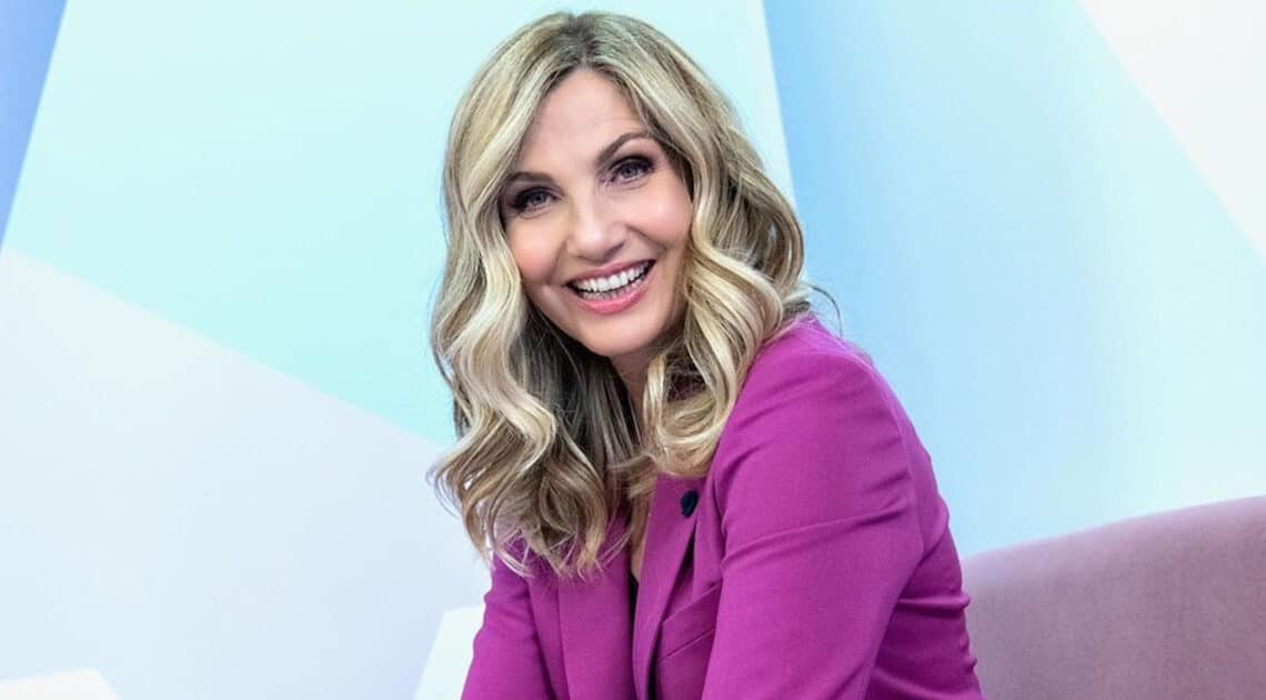 Striscia la Notizia, Lorella Cuccarini dietro il bancone del tg satirico fino al 19 marzo Striscia la Notizia, Lorella Cuccarini dietro il bancone del tg satirico fino al 19 marzo