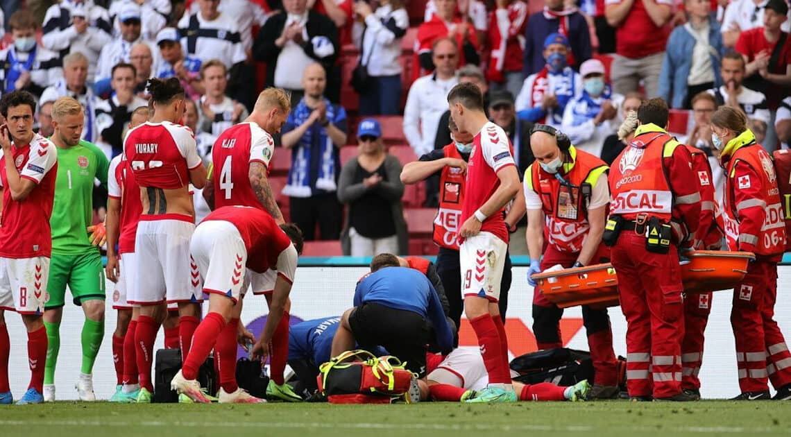 Malore in campo per Eriksen. Massaggio cardiaco e partita sospesa Malore in campo per Eriksen. Massaggio cardiaco e partita sospesa