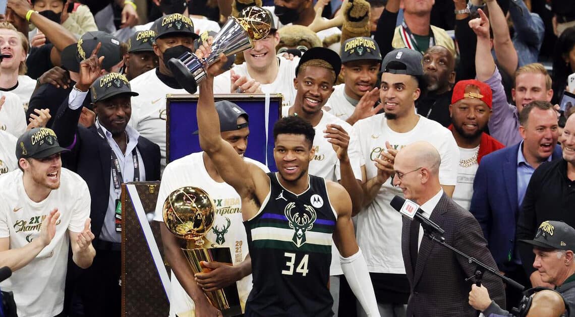 Milwakee vince il titolo della NBA 2021, battuti in finale i Phoenix Milwakee vince il titolo della NBA 2021, battuti in finale i Phoenix