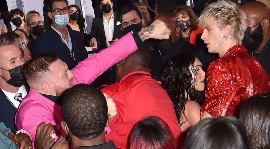 Conor McGregor, lite con Machine Gun Kelly durante gli Mtv Music Awards. Interviene la security (VIDEO) Conor McGregor, lite con Machine Gun Kelly durante gli Mtv Music Awards. Interviene la security (VIDEO)