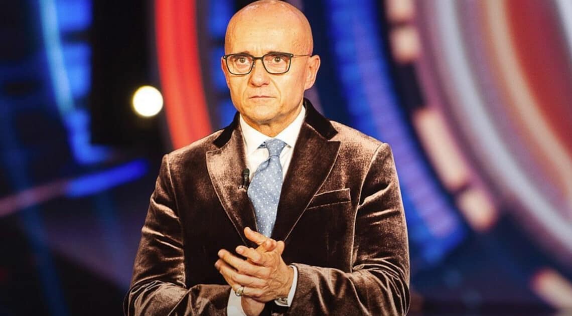 GF Vip 6, Signorini inchiodato da Striscia, ha infranto le norme anti Covid GF Vip 6, Signorini inchiodato da Striscia, ha infranto le norme anti Covid