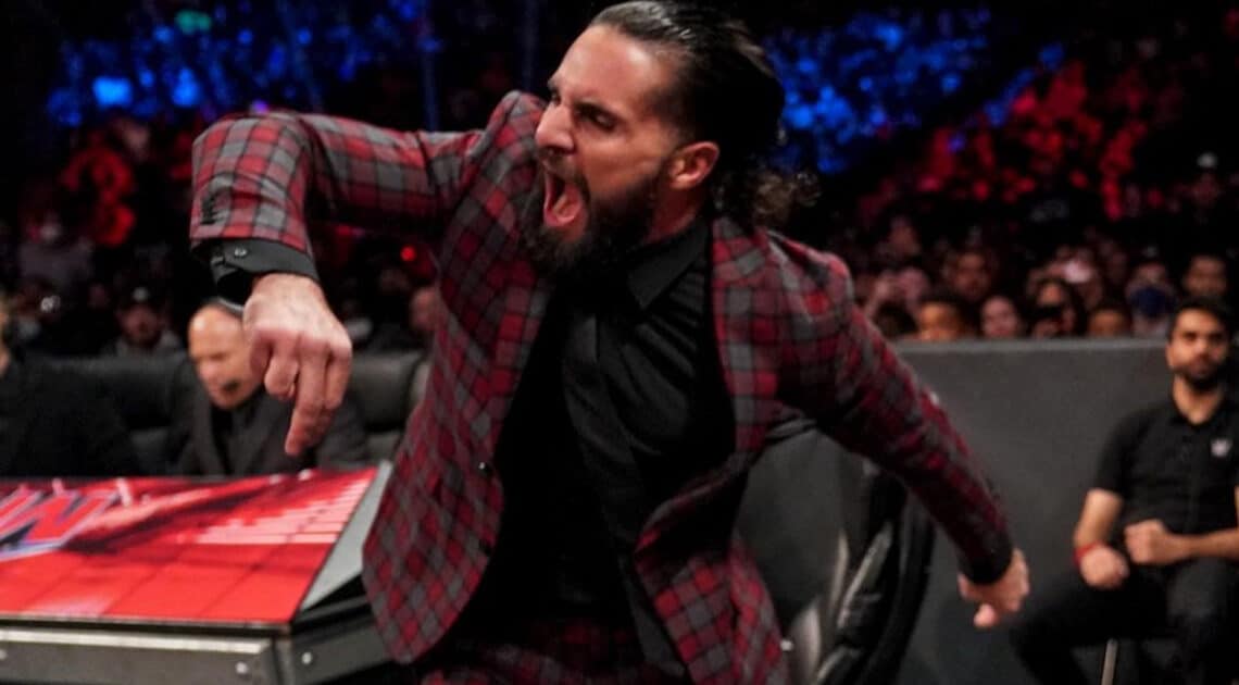 WWE, Seth Rollins aggredito da un fan dopo un match *VIDEO* WWE, Seth Rollins aggredito da un fan dopo un match *VIDEO*