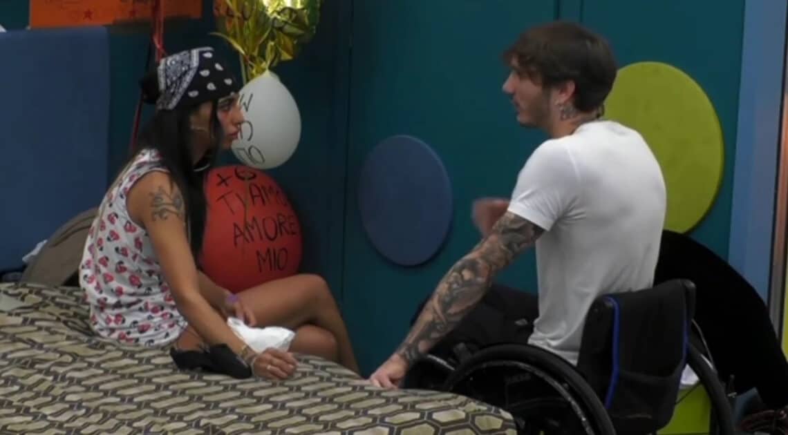 GF Vip, Lulù si riavvicina a Manuel, ma lui la respinge: “Non vorrei che tu…” GF Vip, Lulù si riavvicina a Manuel, ma lui la respinge: “Non vorrei che tu…”