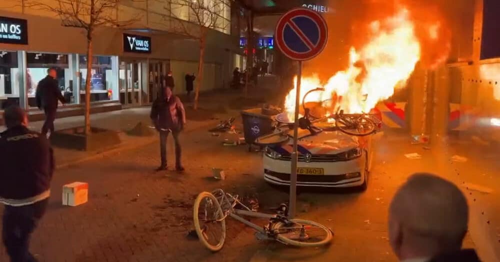 Rotterdam: spari e auto della polizia in fiamme, la protesta prende una brutta piega (con Video)