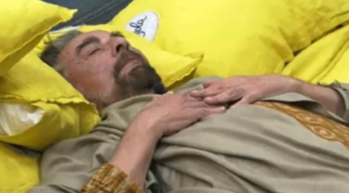 GF Vip, Manila caccia Kabir Bedi dalla stanza perchè russa, l’attore costretto a dormire da solo sul divano GF Vip, Manila caccia Kabir Bedi dalla stanza perchè russa, l’attore costretto a dormire da solo sul divano
