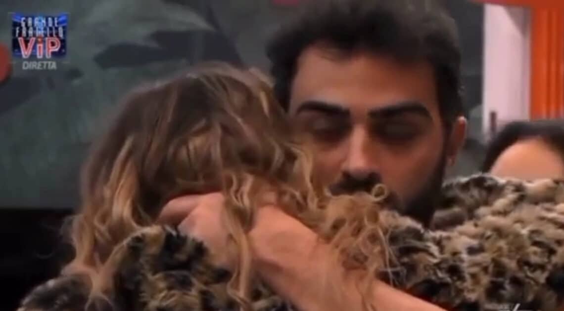 GF Vip, Crollo di Soleil durante la notte, Gianmaria la consola “Quando io ho avuto bisogno ci sei sempre stata” GF Vip, Crollo di Soleil durante la notte, Gianmaria la consola “Quando io ho avuto bisogno ci sei sempre stata”