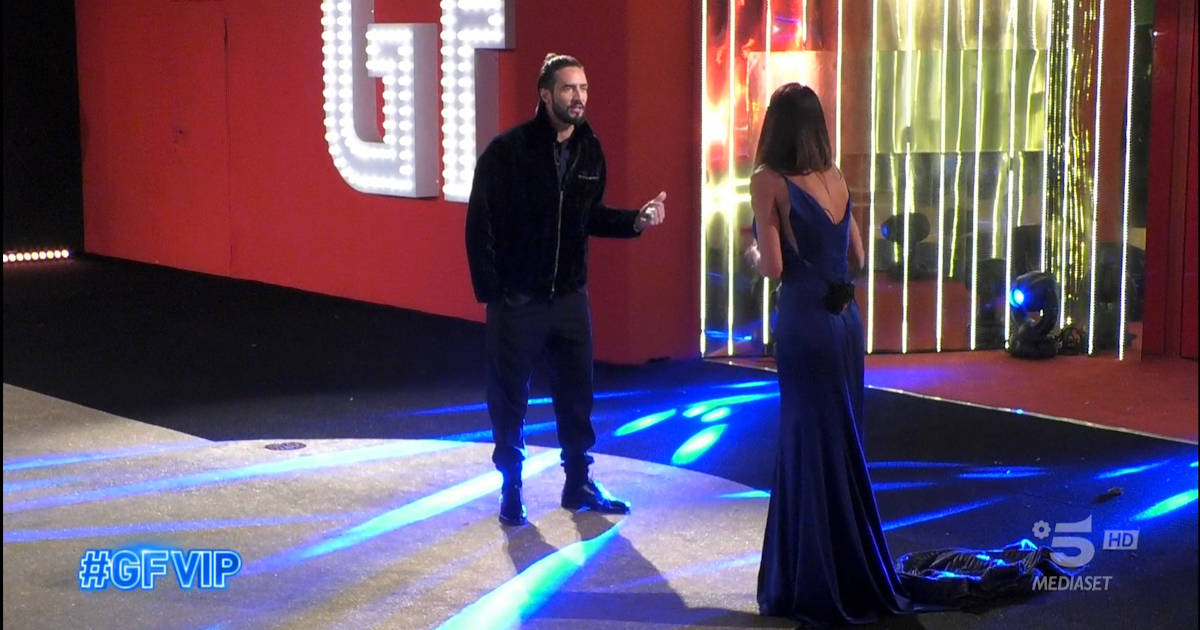 GF Vip, “Sei in un incantesimo sei fuori dalla realtà” va in onda un altro episodio dell’Alex pensiero