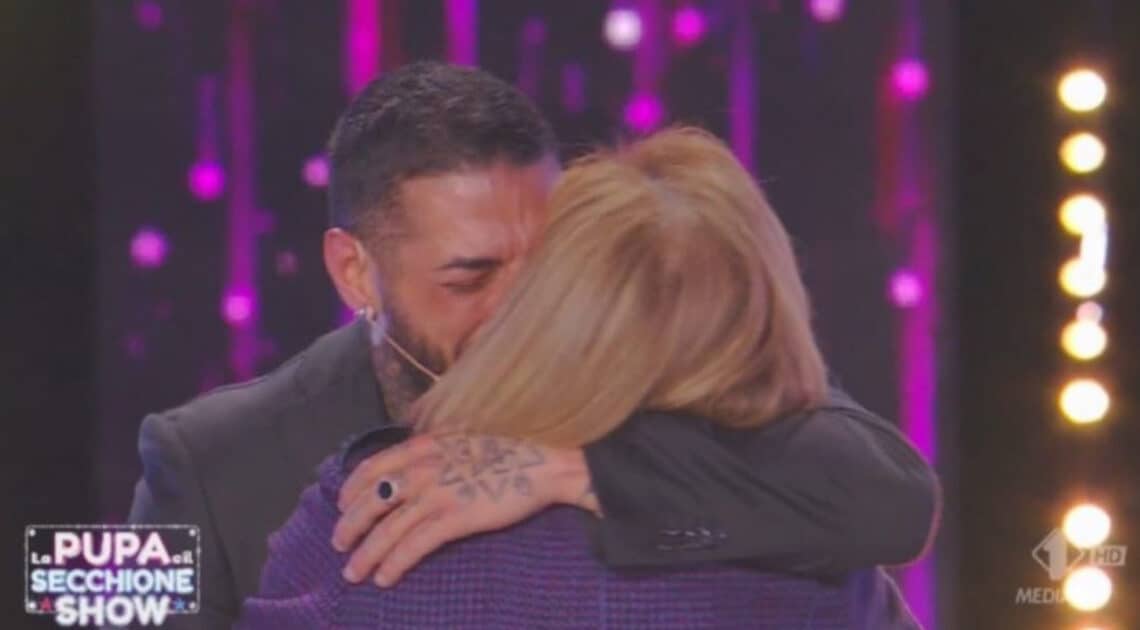 La Pupa e il Secchione Show, la sorpresa della mamma a Francesco Chiofalo e il racconto della malattia La Pupa e il Secchione Show, la sorpresa della mamma a Francesco Chiofalo e il racconto della malattia