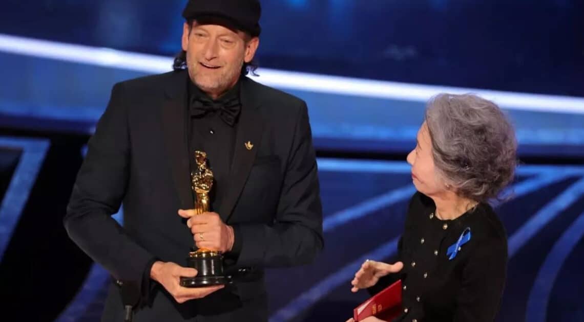 Splendido gesto di Youn Yuh-jung che annuncia l’Oscar a Troy Kotsur nella lingua dei segni (VIDEO) Splendido gesto di Youn Yuh-jung che annuncia l’Oscar a Troy Kotsur nella lingua dei segni (VIDEO)