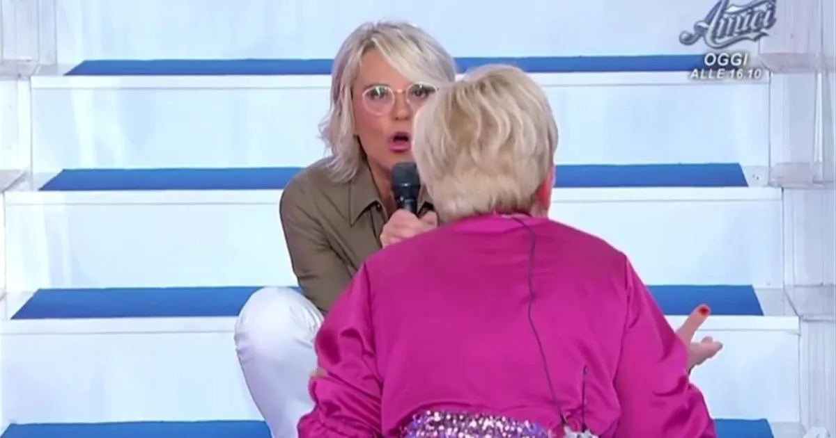 Uomini e Donne, Maria De Filippi attacca Pinuccia che finisce in lacrime, ecco cosa è successo (VIDEO)