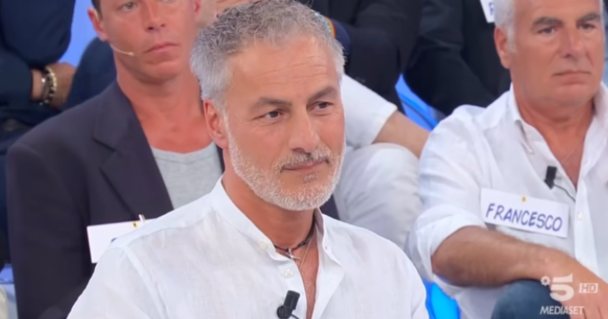 Uomini e Donne, un altro cavaliere lascia il programma dopo la discussione con Maria De Filippi, ecco chi