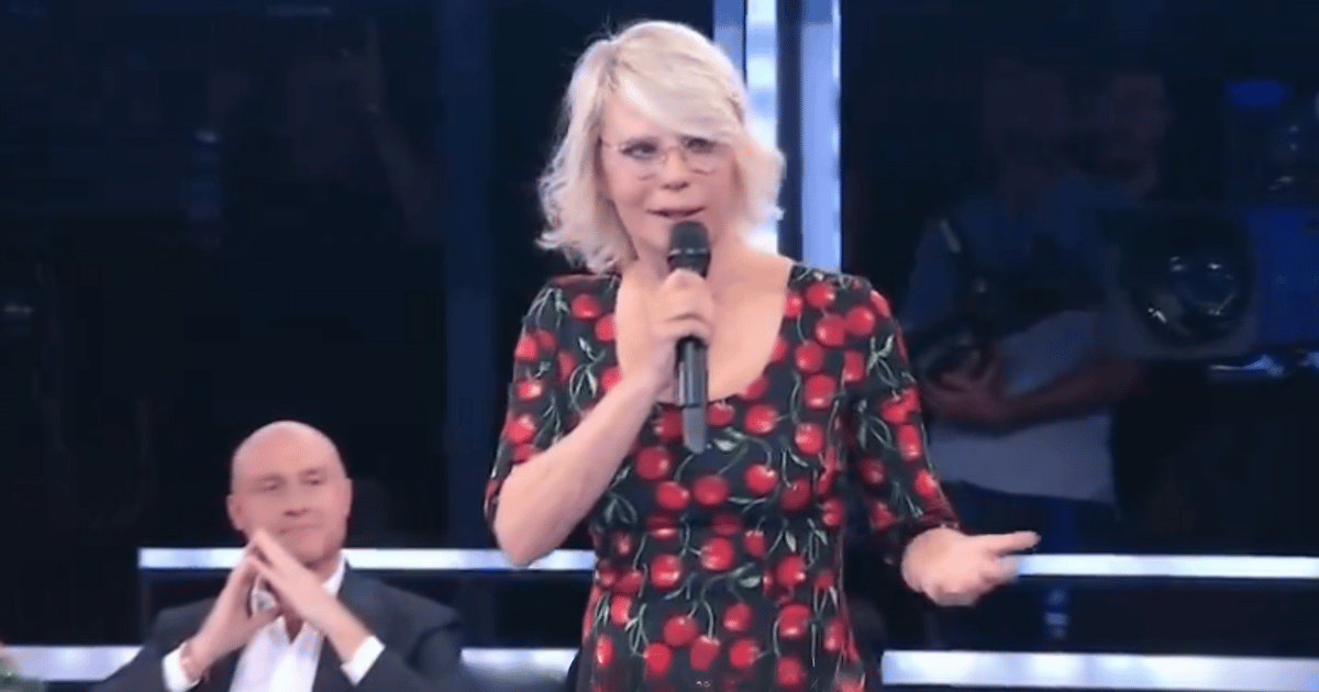 Amici, Maria De Filippi bacchetta la regia durante la finale, ecco cos’è successo (VIDEO)