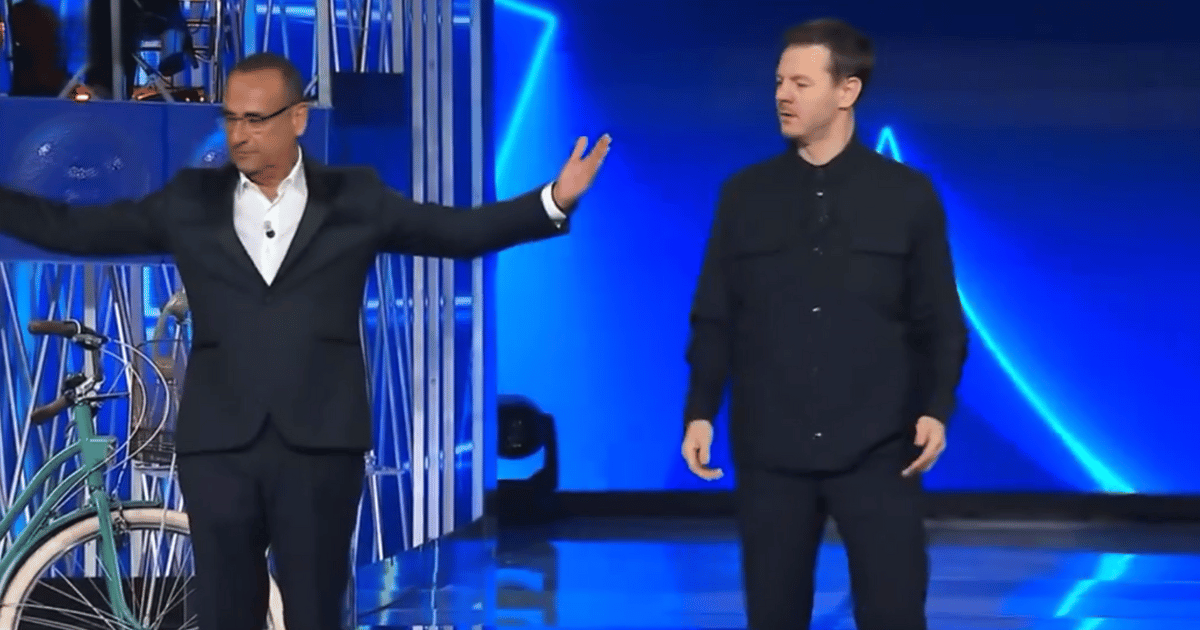 Sanremo 2025, Carlo Conti un nuovo indizio scatena il web, Alessandro Cattelan al suo fianco? (VIDEO)