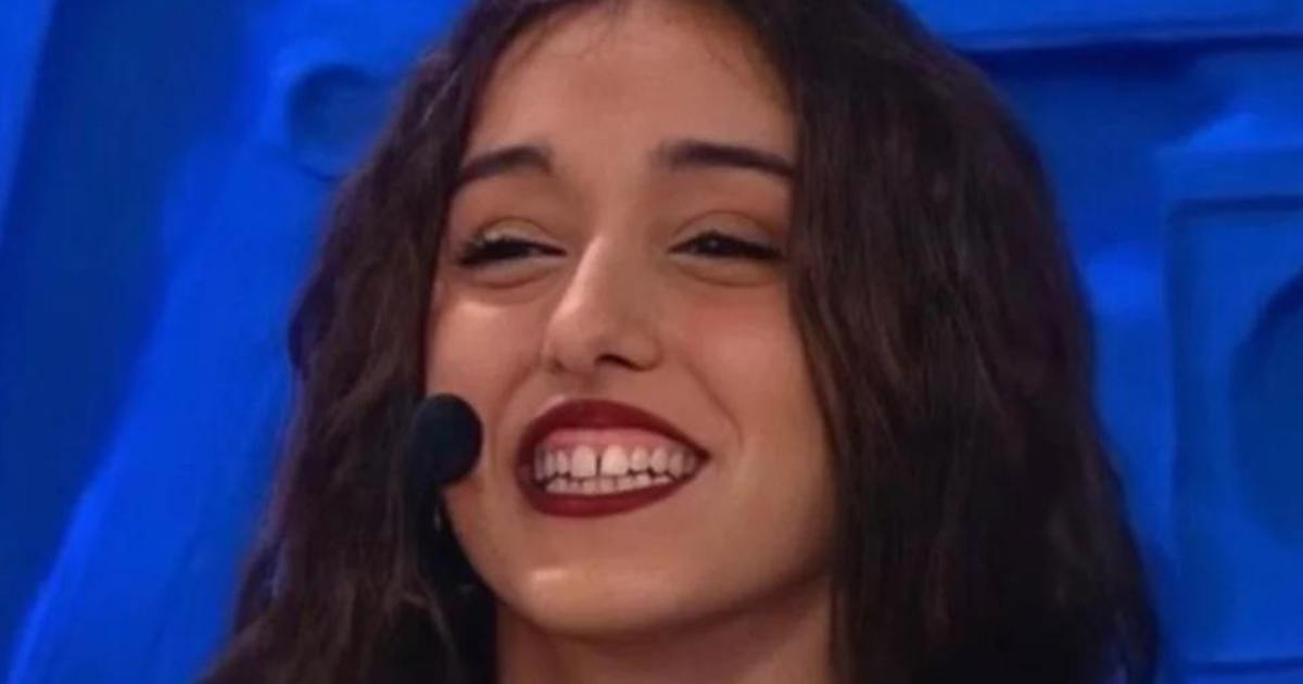 Giulia Stabile replica l’ennesimo attacco hater per i suoi denti