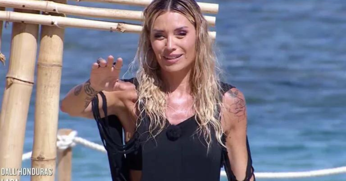 Isola dei Famosi, Elenoire Casalegno in difficoltà durante la diretta, ferma una naufraga da uno spoiler, ecco cosa è successo