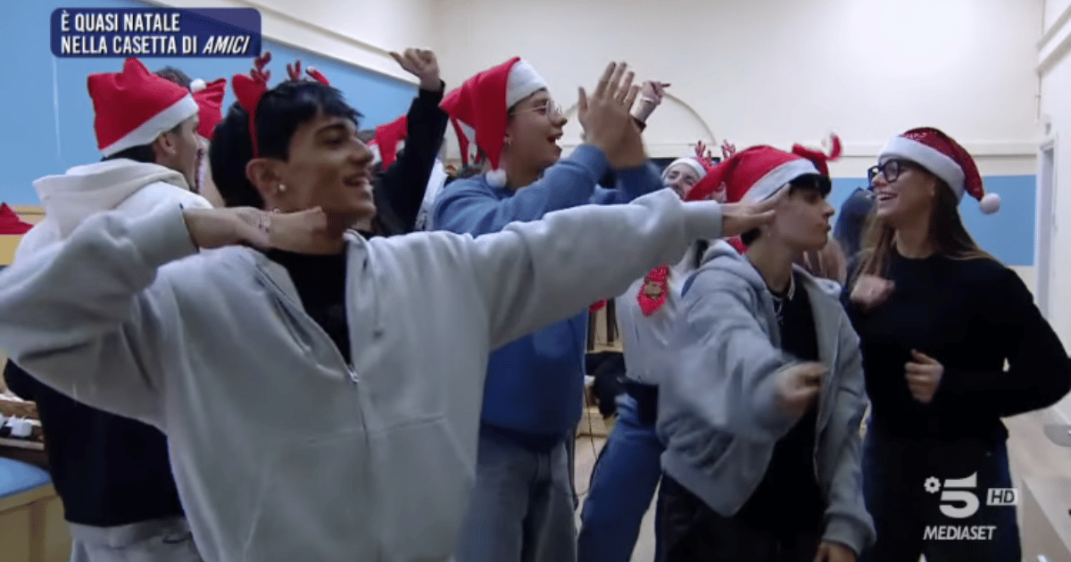 Amici 24, esplode il Natale in casetta, ecco come lo festeggiano gli allievi (Video)