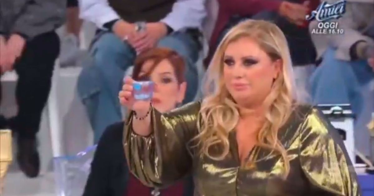 Uomini e Donne shock, Tina Cipollari entra con il viagra in studio, ecco per chi (Video)