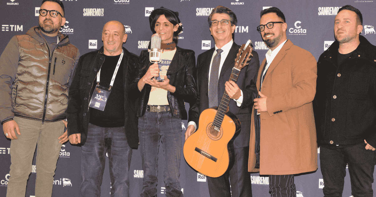 Sanremo 2025 Lucio Corsi vince il Premio Assomusica