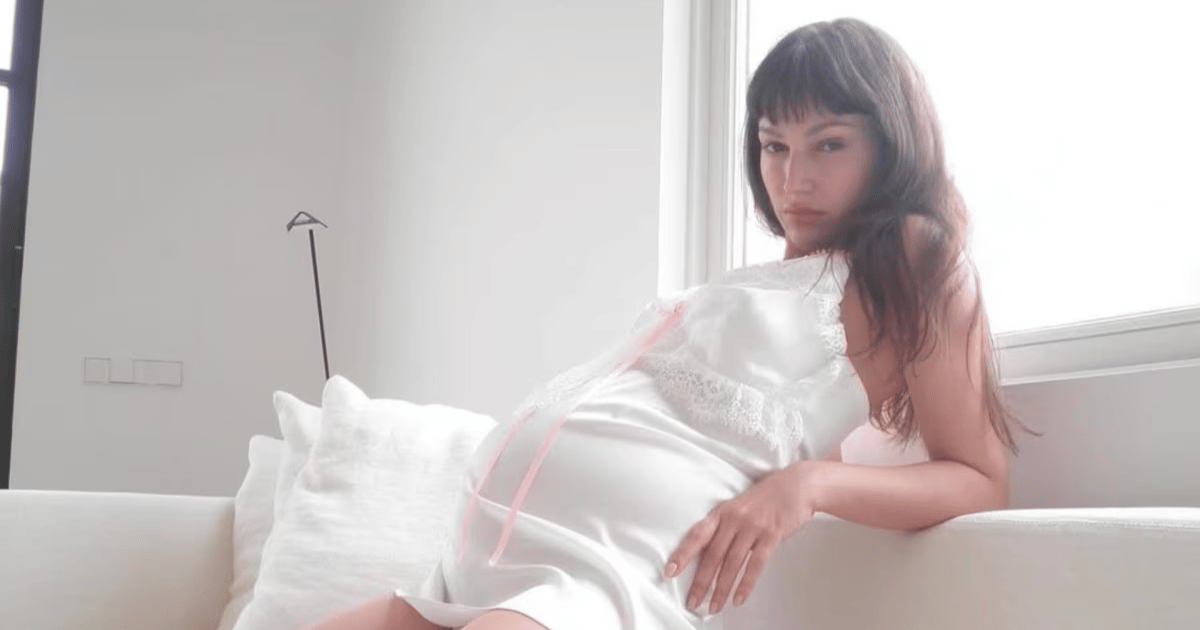 Úrsula Corberó annuncia la gravidanza: in arrivo il primo figlio con Chino Darín