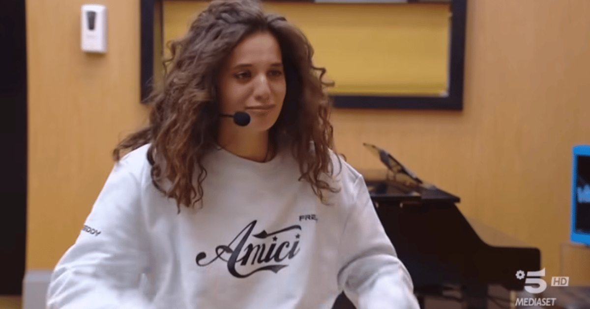 Amici 25, la cantante Penelope in crisi in casetta: interviene Maria De Filippi, ecco la loro conversazione