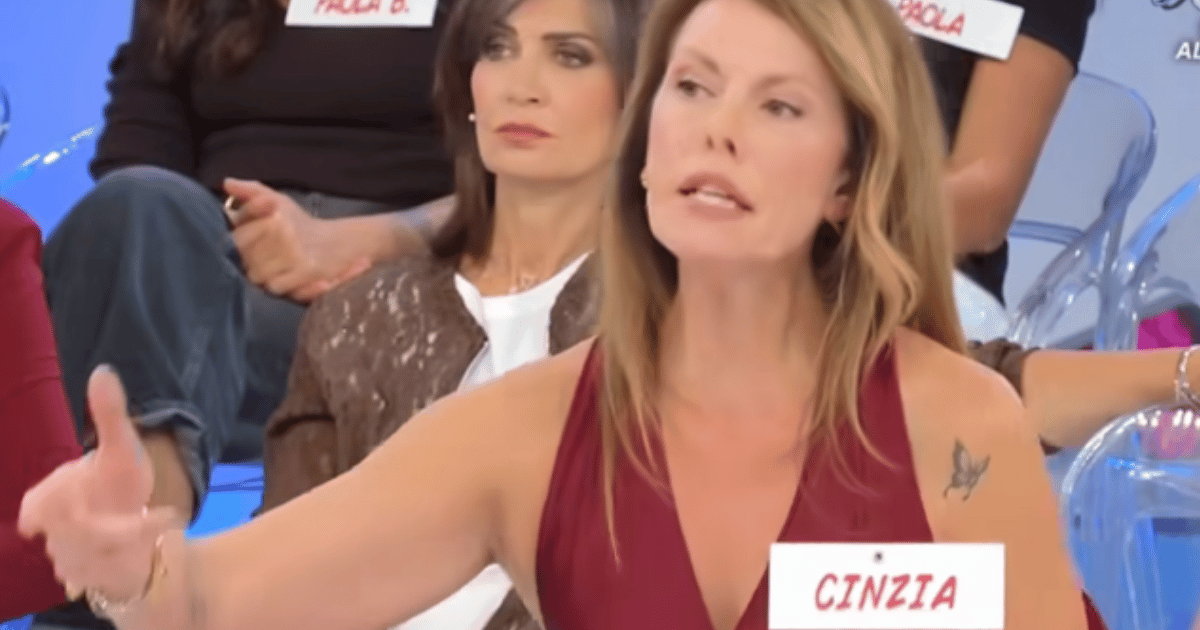 Uomini e Donne, tutti contro Cinzia: “Ha un accordo con Mario Lenti”, ecco l’accusa di Gianni Sperti e Rocco