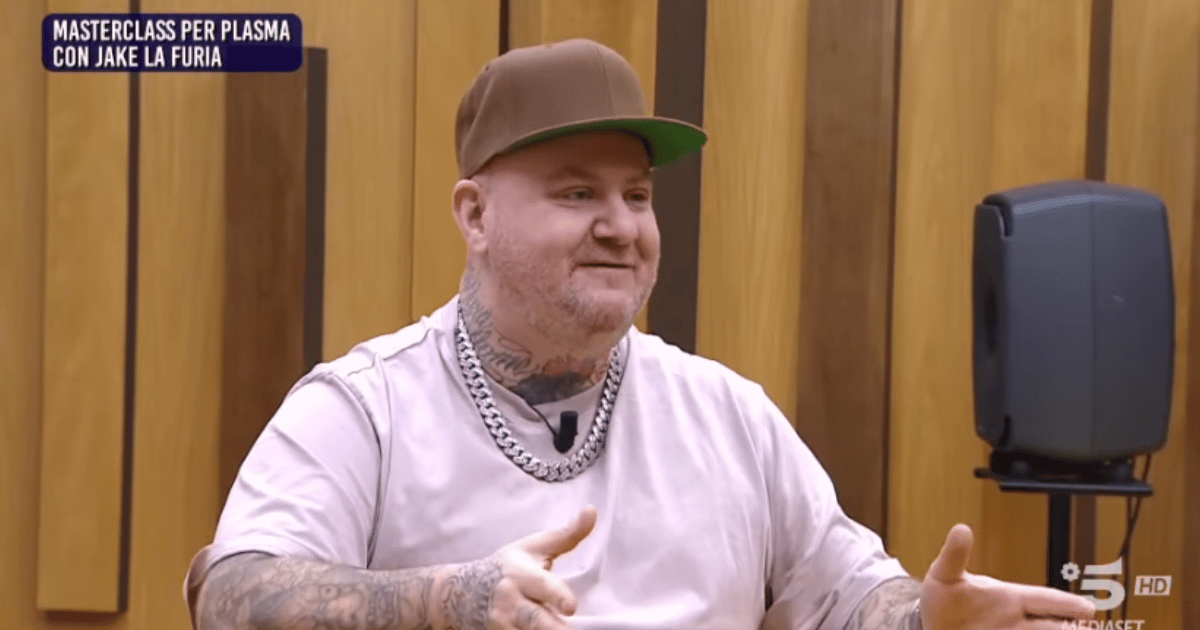 Amici 25, Jake La Furia fa una sorpresa ad un allievo di canto (Video)