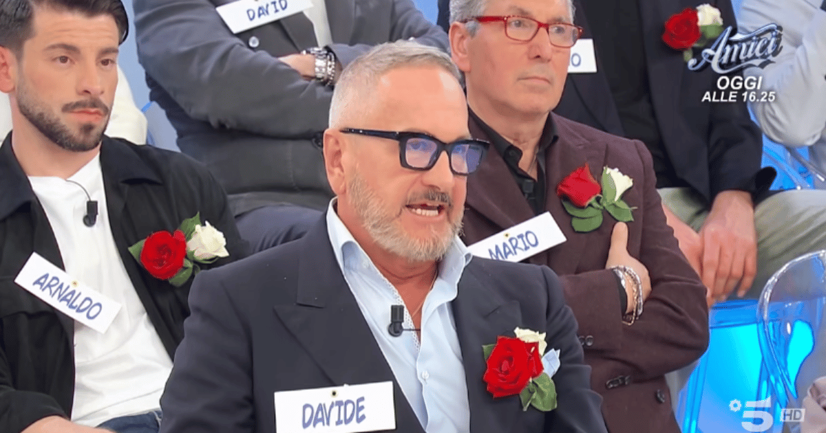 Uomini e Donne, Davide frequenta tre dame ma riceve un due di picche