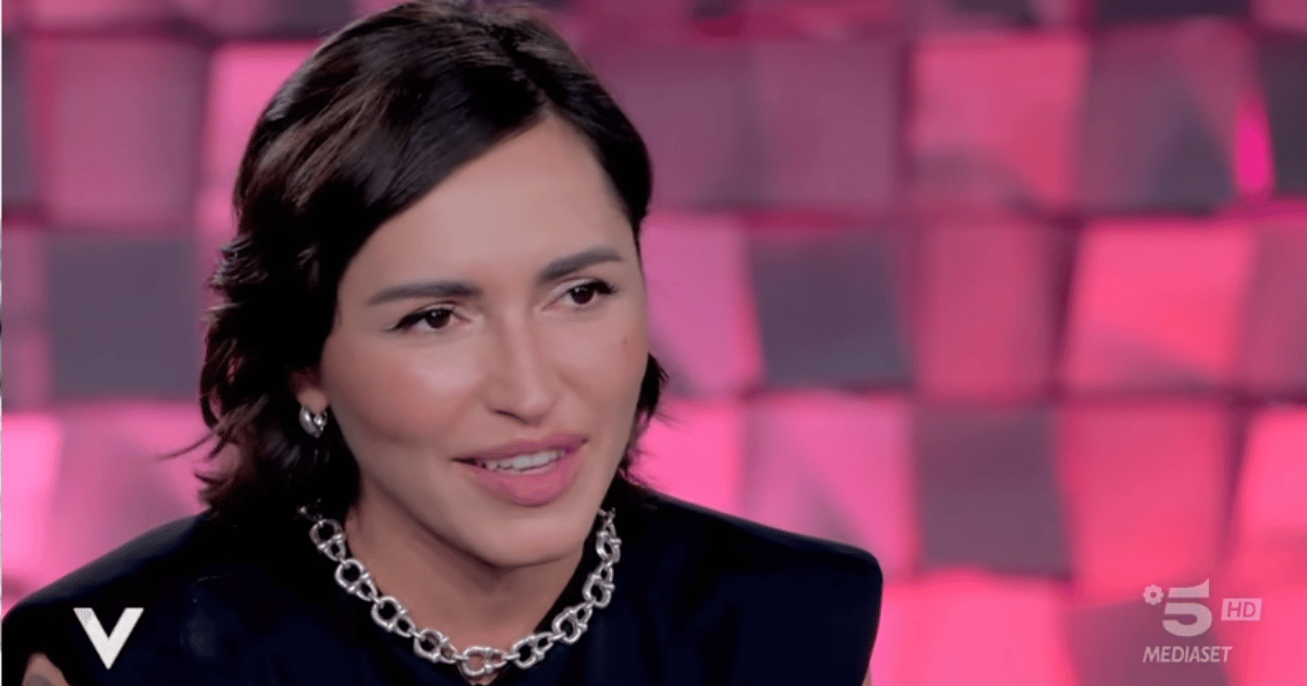 Verissimo, Serena Brancale spiega com’è nata l’idea di indossare a Sanremo 2026 l’abito della madre, poi legge una lettera a lei dedicata