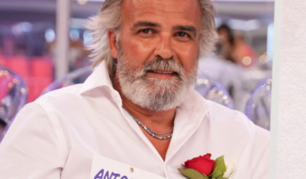Uomini e Donne, il nuovo cavaliere Antonio si presenta: “Mi dicono che sembro Briatore”, arriva la battuta di Tina Cipollari