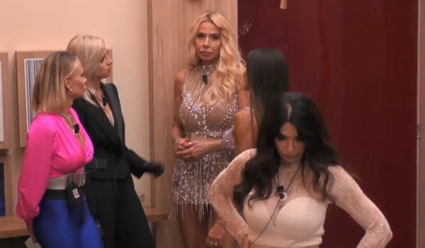 GF Vip, Valeria Marini minaccia il ritiro: “Me ne voglio andare, non mi diverto più”