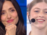 Amici 26, Clara Rocco fa commuovere Ambra Angiolini. Maria De Filippi avvisa la prof: “Il programma è lungo, te lo voglio dire”