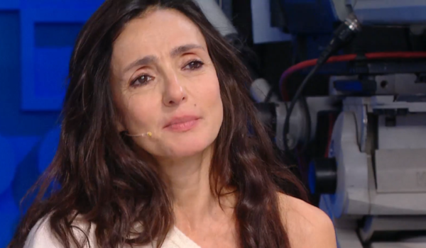 Anticipazioni Amici 26, Ambra Angiolini scoppia in lacrime: cosa è successo in studio